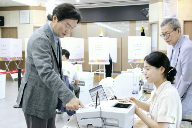 Mayor Cho Hyunil of Gyeongsan Casts His Vote in Advance for the 21st Presidential Election