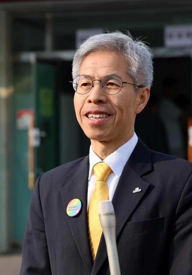 권영국 민주노동당 후보가 29일 전남 여수시 주암마을회관에 마련된 사전투표소에서 투표를 마치고 발언하고 있다. 연합뉴스