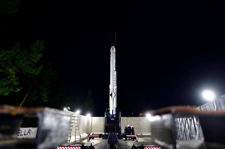 우나스텔라는 전남 고흥군 봉래면에 위치한 자체 발사장에서 28일 오후 11시 50분 길이 9.45m, 총 중량 2t에 추력 5t급 엔진을 탑재한 소형 발사체 '우나 익스프레스' 1호기를 시험 발사하는 데 성공했다. 우나스텔라 제공