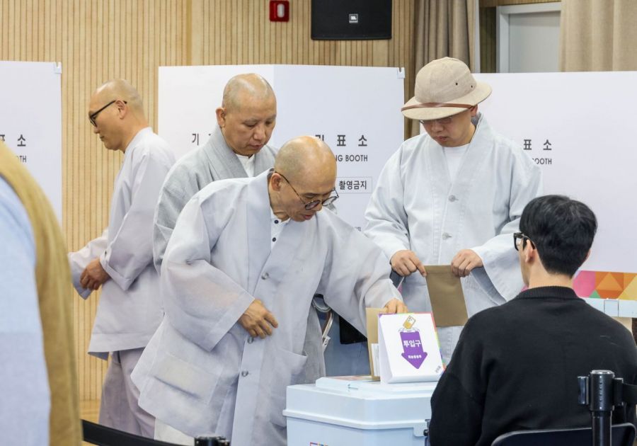 조계사 스님들이 제21대 대통령선거 사전투표 첫날인 29일 서울시 종로구 가회동주민센터에서 사전투표를 하고 있다. 연합뉴스