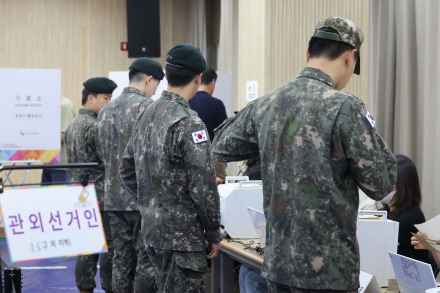 제21대 대통령선거 사전투표 첫날인 29일 서울 종로구 가회동주민센터에 마련된 가회동사전투표소에서 국군장병들이 투표를 하고 있다. 연합뉴스
