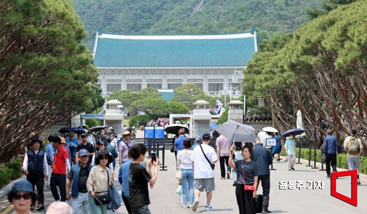 지난달 29일 서울 종로구 청와대 관람을 위해 시민들이 줄을 서있는 모습. 윤동주 기자