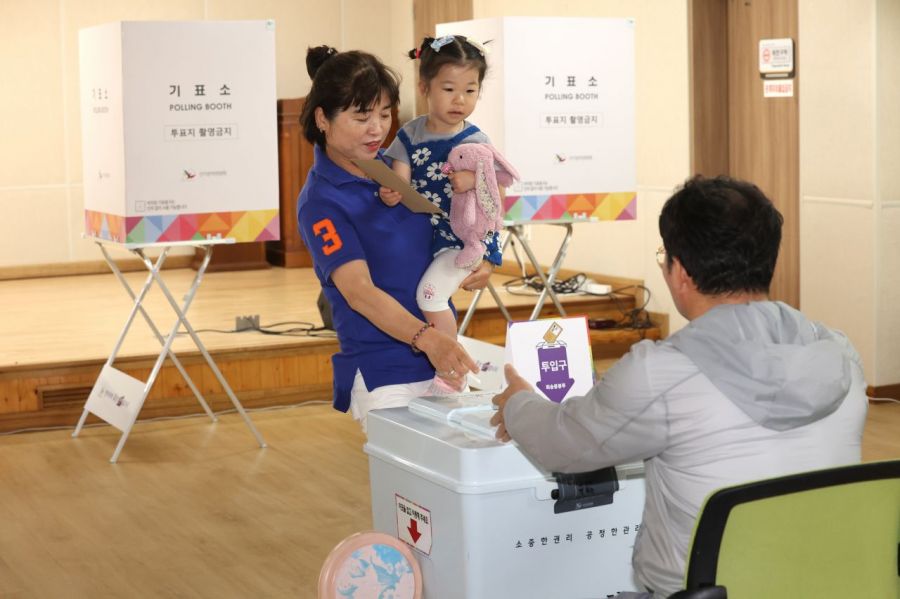 제주 서귀포시 중문동 사전투표소에서 한 관광객이 딸과 함께 투표하고 있다. 연합뉴스