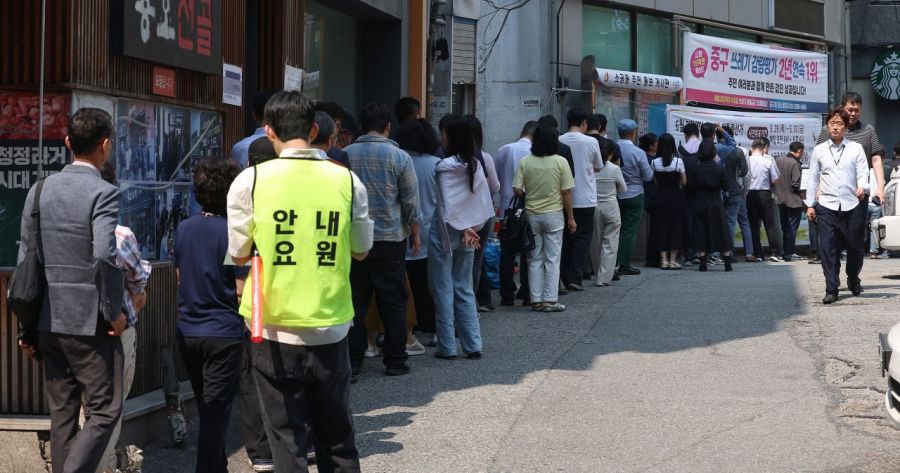 서울 중구 소공동주민센터 주위로 유권자들이 투표를 위해 길게 줄지어 서 있다. 인천국제공항 제1여객터미널 출국장에 마련된 사전투표소에도 유권자들이 길게 줄을 서고 있다. 연합뉴스