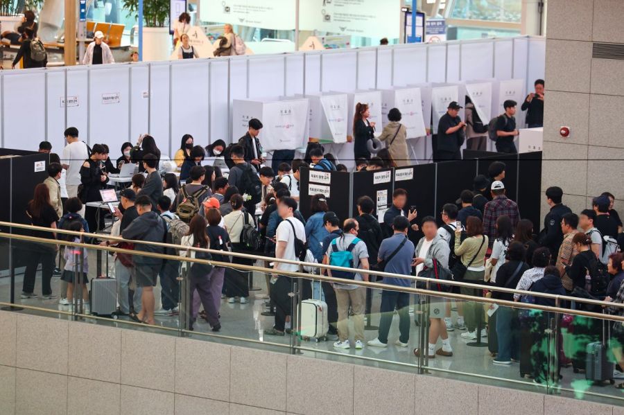 서울 중구 소공동주민센터 주위로 유권자들이 투표를 위해 길게 줄지어 서 있다. 인천국제공항 제1여객터미널 출국장에 마련된 사전투표소에도 유권자들이 길게 줄을 서고 있다. 연합뉴스