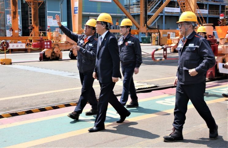 조태열 외교부 장관(왼쪽 두 번째)이 29일 경남 거제시 소재 한화오션 사업장을 둘러보고 있다. 외교부