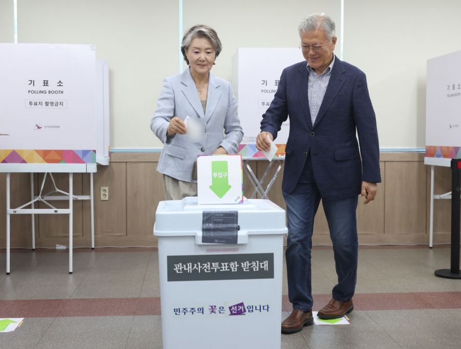 박근혜 전 대통령이 제21대 대통령선거 사전투표 첫날인 29일 대구 달성군 유가읍행정복지센터에 마련된 사전투표소에서 투표하고 있다. 오른쪽 사진은 문재인 전 대통령과 김정숙 여사가 경남 양산시 하북면 주민자치센터에 마련된 사전투표소에서 투표하고 있는 모습. 연합뉴스