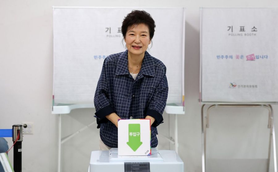 박근혜 전 대통령이 제21대 대통령선거 사전투표 첫날인 29일 대구 달성군 유가읍행정복지센터에 마련된 사전투표소에서 투표하고 있다. 오른쪽 사진은 문재인 전 대통령과 김정숙 여사가 경남 양산시 하북면 주민자치센터에 마련된 사전투표소에서 투표하고 있는 모습. 연합뉴스