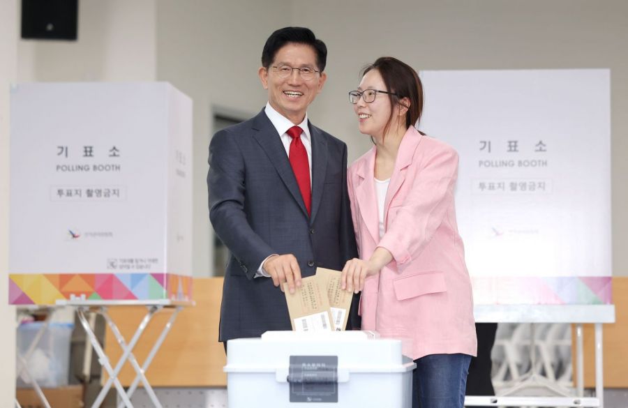 이재명 더불어민주당 대선 후보가 제21대 대통령선거 사전투표 첫날인 29일 서울 서대문구 신촌동 주민센터에서 청년들과 함께 사전투표를 하고 있다. 김문수 국민의힘 대선 후보는 인천 계양구 계양1동 주민센터에 마련된 사전투표소에서 딸 김동주 씨와 함께 투표를 했다.