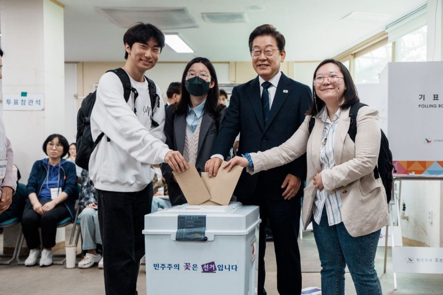 이재명 더불어민주당 대선 후보가 제21대 대통령선거 사전투표 첫날인 29일 서울 서대문구 신촌동 주민센터에서 청년들과 함께 사전투표를 하고 있다. 김문수 국민의힘 대선 후보는 인천 계양구 계양1동 주민센터에 마련된 사전투표소에서 딸 김동주 씨와 함께 투표를 했다.