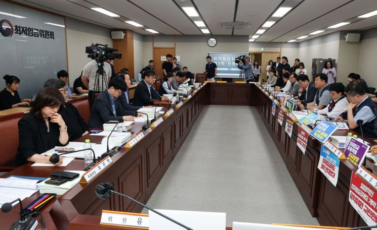 "최저임금 적용 확대" vs "업종별 차등 적용"…노사 평행선 지속