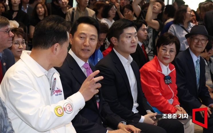 [포토] 대화하는 오세훈 서울시장