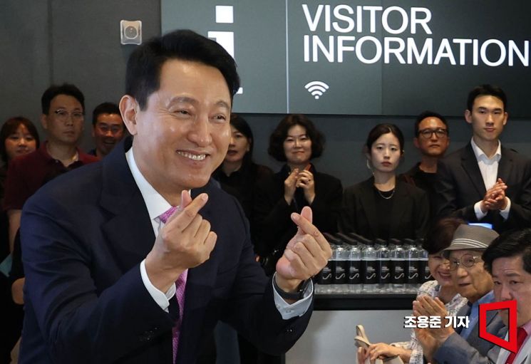 [포토] 오세훈 시장의 '손하트'