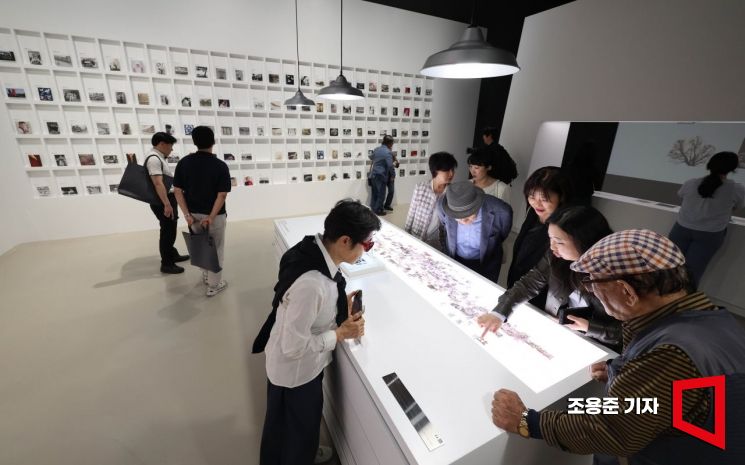 [포토] '스토리지 스토리' 특별전 둘러보는 시민들