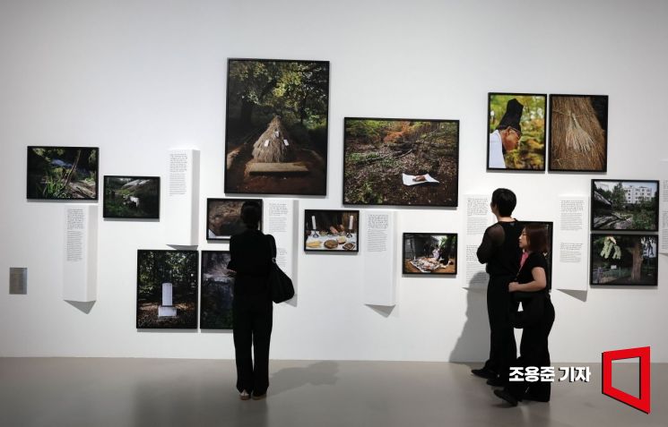 [Photo] Citizens Viewing the Special Opening Exhibition