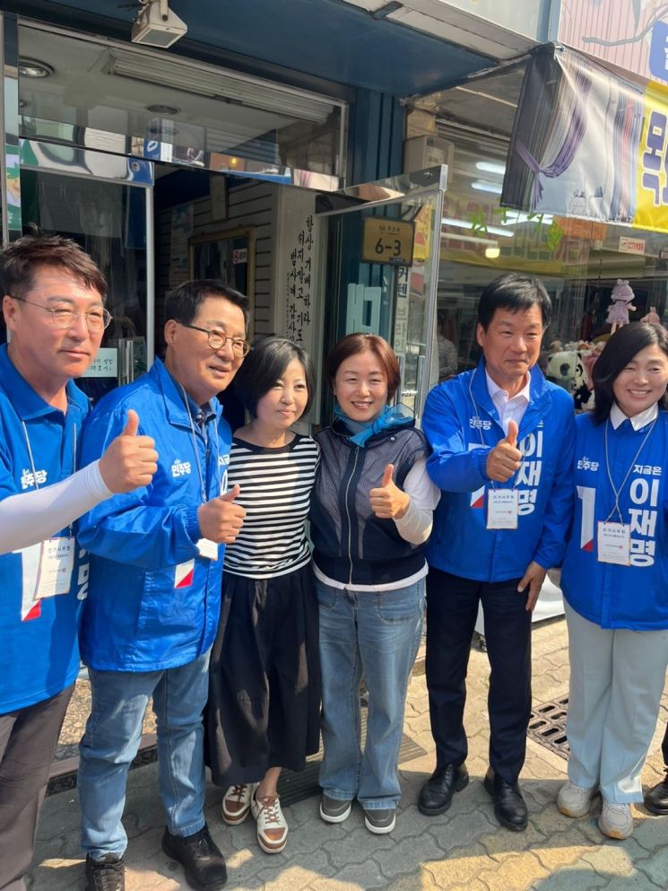 박지원 더불어민주당 공동선대위원장, 박균택 의원이 29일 광주 송정시장 인근 상가에서 유세 중 시민들과 기념사진을 찍고 있다. 송보현 기자