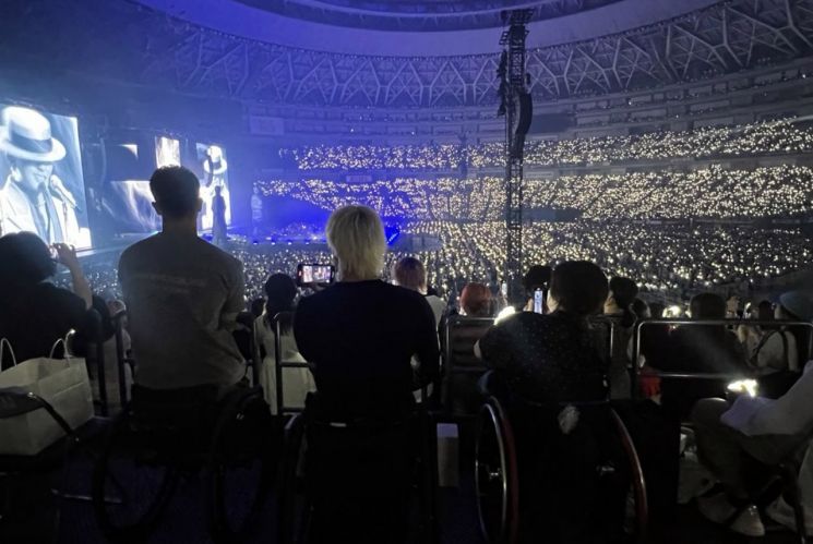 가수 지드래곤이 지난 25일 일본 오사카 쿄세라돔에서 개최한 월드투어 콘서트에 일본의 패럴림픽 선수들을 초청했다. 갤럭시코퍼레이션