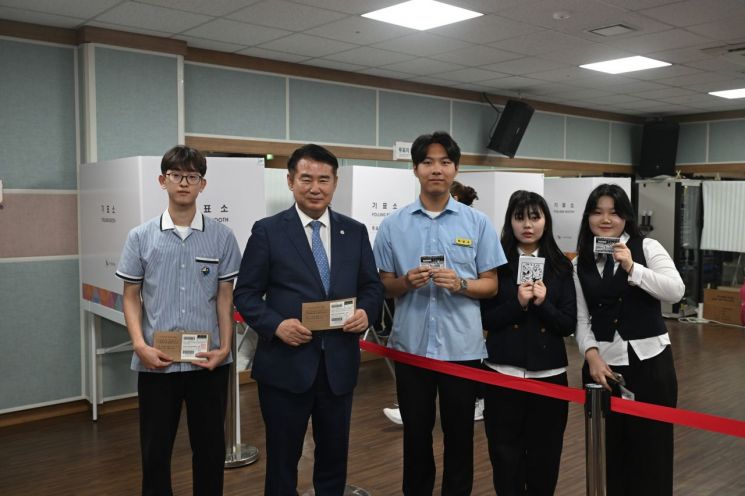 이정선 광주교육감이 29일 화정2동 행정복지센터에 마련된 투표소에서 생애 첫 투표자가 된 광덕고 하유성 학생회 부회장(왼쪽에서 첫번째), 광주고등의회 최장우 의장, 광주여고 노명선 학생회장, 광주여고 김지연 학생과 함께 투표 후 기념촬영을 하고 있다. 광주교육청 제공