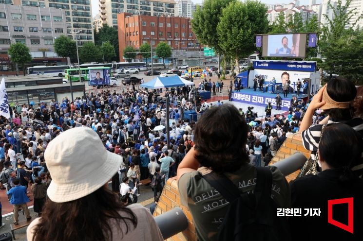 [포토] 이재명 연설 듣는 시민들
