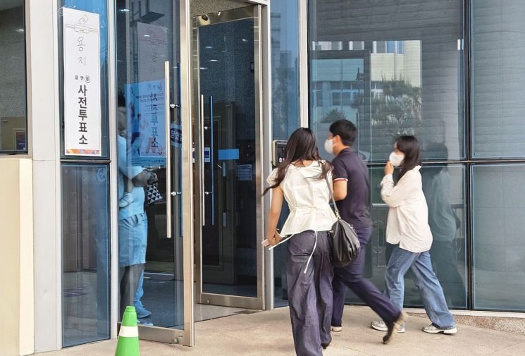 제21대 대통령 선거 사전투표 첫날 유권자들이 경남 창원시 성산구 용지동 사전투표소로 들어가고 있다. 이세령 기자