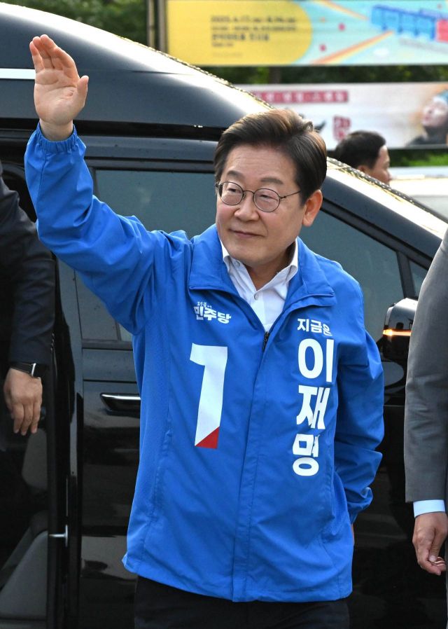 이재명 더불어민주당 대선 후보가 29일 서울 관악구 관악산으뜸공원에서 열린 유세에 도착해 시민들을 향해 인사하고 있다. 2025.5.29 김현민 기자