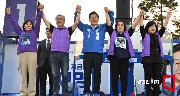 [포토] 이태원참사 유가족과 유세하는 이재명