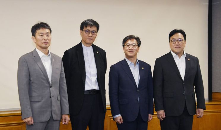 김범석 기획재정부 장관 직무대행 1차관이 30일 오전 서울 중구 은행회관에서 열린 거시경제금융현안간담회 시작에 앞서 참석자들과 기념촬영을 하고 있다. 왼쪽부터 이복현 금융감독원장, 이창용 한국은행 총재, 김범석 직무대행, 김병환 금융위원장.
