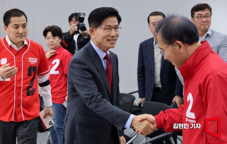[포토] 윤재옥과 악수하는 김문수