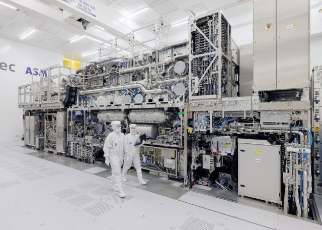 ASML 엔지니어들이 네덜란드 ASML 본사에 설치된 하이-NA EUV 노광기를 점검하고 있다. ASML.