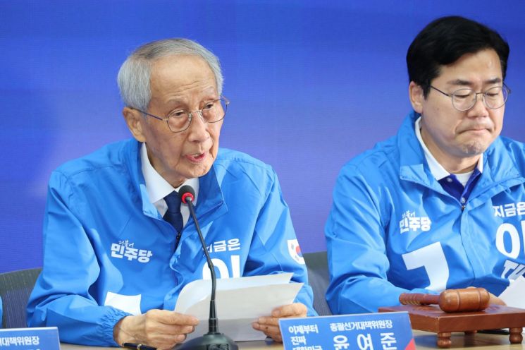 윤여준 "내란 세력 단일화 물 건너가…尹은 한계 정당 결과물"