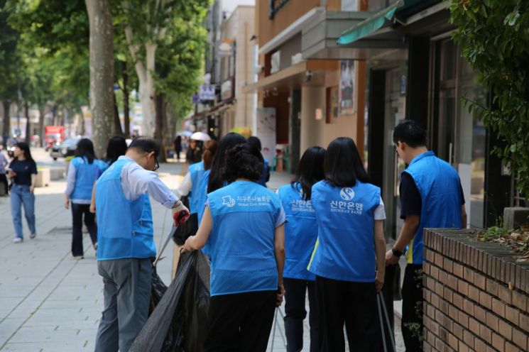 지구촌나눔운동과 신한은행 임직원들이 에코워크 플로깅 캠페인에 참여하고 있다. 지구촌나눔운동