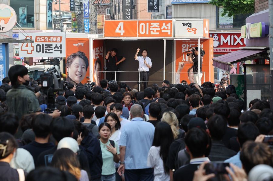 개혁신당 이준석 대선 후보가 제21대 대통령선거 사전투표 첫날인 29일 서울 성북구 안암역 인근에서 열린 유세에서 지지를 호소하고 있다. 연합뉴스