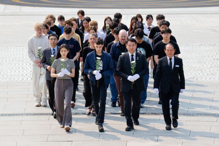 독일 고교생들, 5·18묘지 참배…광주-라이프치히 첫 교류