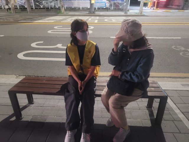 지난 29일 서울 영등포구 당산동에 위치한 영등포구·동작구 선거관리위원회(선관위) 건물 앞에서 김금숙씨(54·여·왼쪽)가 사람들과 대화를 나누고 있다. 부정선거방지대를 통해 사전투표함 감시를 신청했지만 시민단체 시민의 눈의 노란 조끼를 입고 있다. 공병선 기자