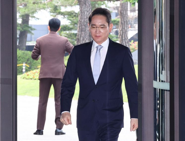 이재용 삼성전자 회장이 30일 서울 중구 신라호텔에서 열린 2025 삼성호암상 시상식에 참석하기 위해 이동하고 있다. 연합뉴스