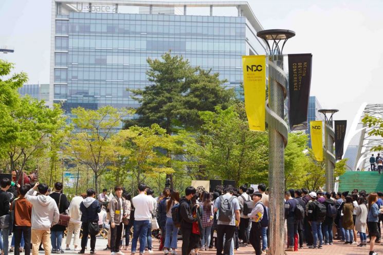 넥슨은 다음 달 24일부터 26일까지 3일간 경기도 성남시 판교 넥슨 사옥 및 일대에서 '넥슨 개발자 콘퍼런스(NDC)'를 개최할 예정이라고 30일 밝혔다. 넥슨 제공