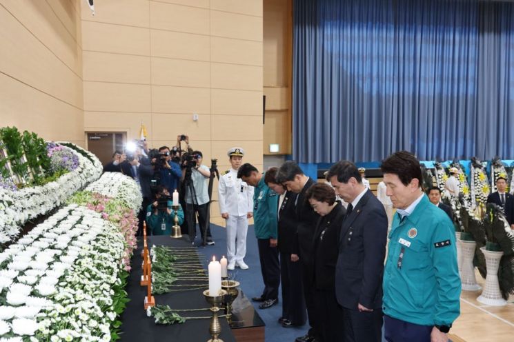 30일 해군 항공사령부 내 체육관에 마련된 해상초계기 추락사고 합동분향소에 이강덕 시장과 김일만 시의회 의장, 김정재 국회의원 등이 참석해 고인들의 명복을 빌었다. 포항시 제공