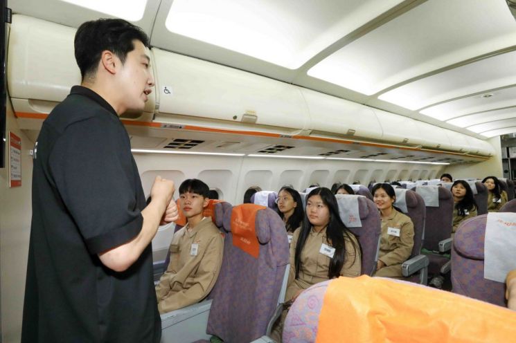 제주항공, 중·고등학생 50명 대상 객실승무원 직무교육