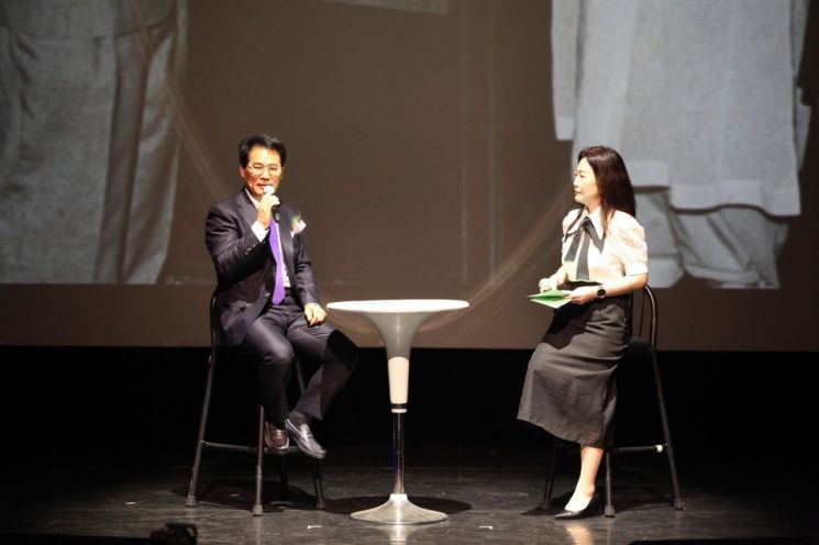 조상열 대동문화재단 대표와 이지안 대동문화재단 운영이사가 29일 진행된 재단 30주년 기념행사에서 그동안의 소회 등을 밝히는 대담을 진행하는 모습. 대동문화재단 제공
