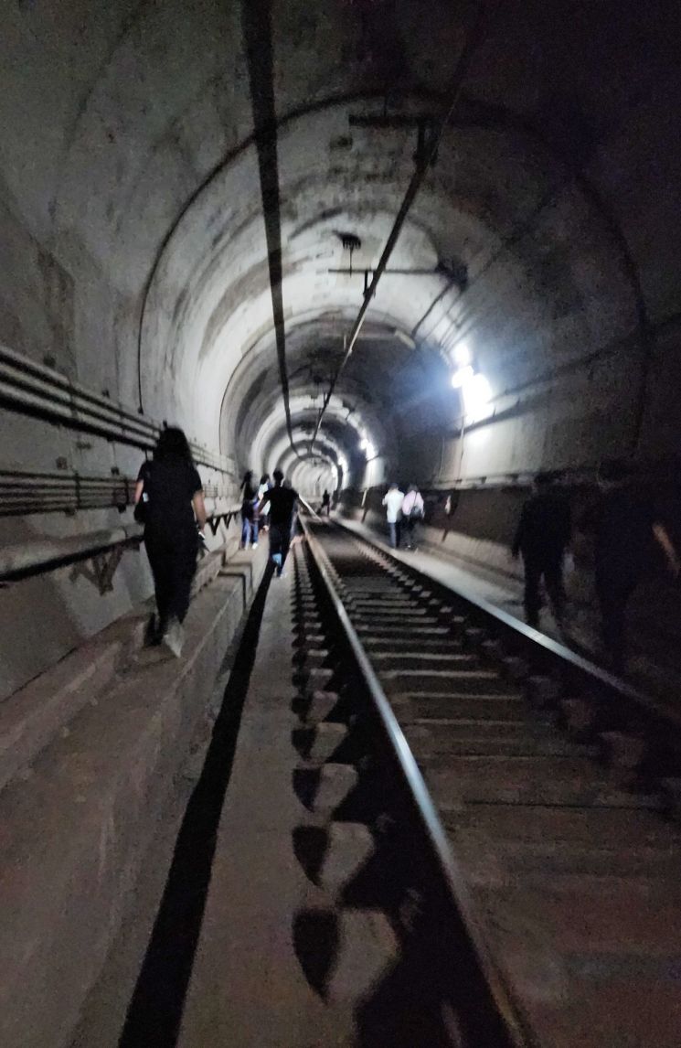 "손에 그을음 수상해"…들것에 실려 나오다 검거된 5호선 방화 용의자