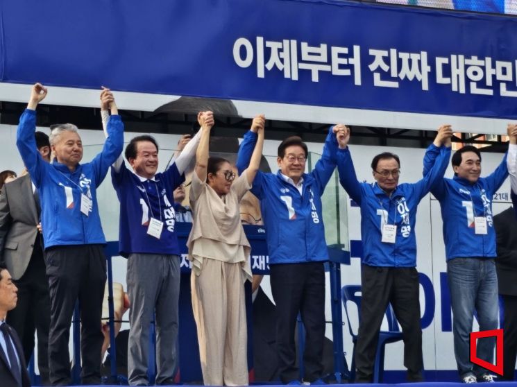 이재명 더불어민주당 대선후보(왼쪽에서 네 번째)가 31일 세종시 나성동 나무그늘광장에서  유세를 하고 있는 모습. /표윤지 기자