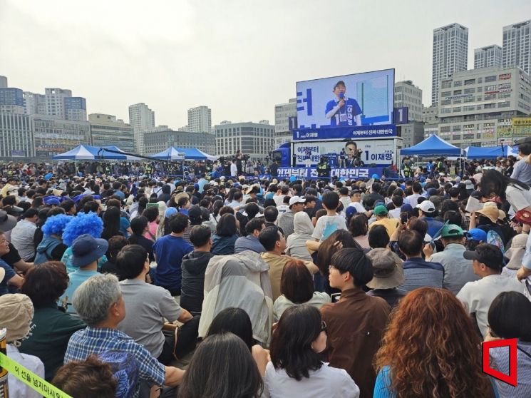 31일 세종시 나성동 나무그늘광장에서 열린 이재명 더불어민주당 대선후보  유세 현장에는 약 5000명의 시민이 운집했다. /표윤지