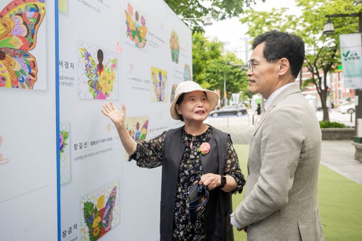 ‘Y교육박람회 2025’ 거리전시회 현장에서 작품 설명을 듣는 이기재 양천구청장. 양천구 제공.