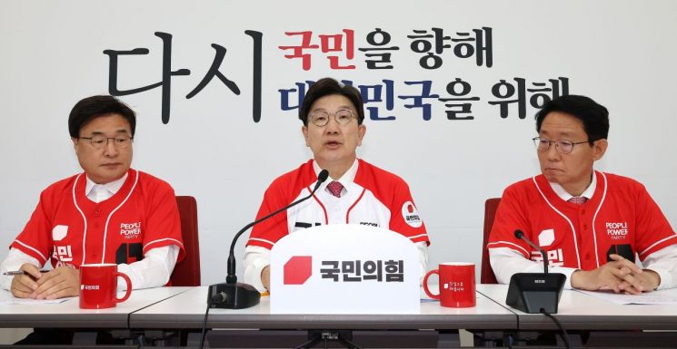 권성동 "이재명, 이준석은 제명, 유시민은 용서…내로남불"