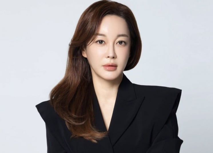 배우 김혜은이 유시민 작가를 겨냥한 듯한 글을 사회관계망서비스(SNS)에 올렸다가 삭제했다. 김혜은 인스타그램