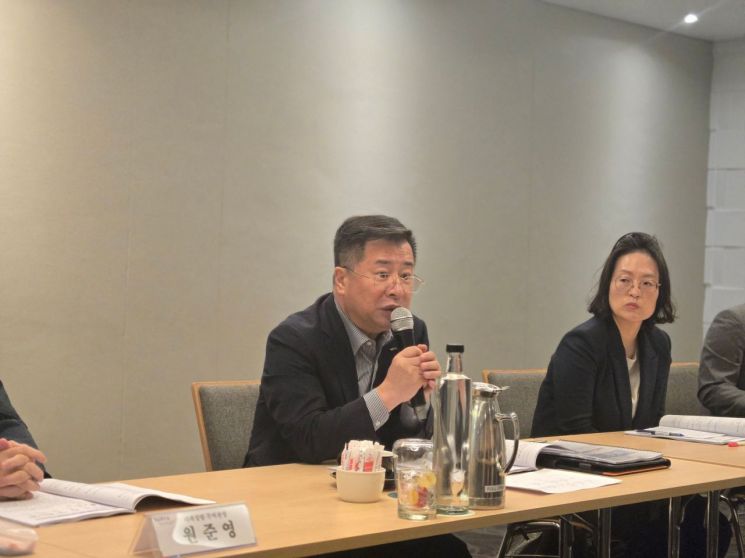 강경성 코트라 사장(왼쪽)이 30일 남아프리카공화국 케이프타운에서 열린 ‘2025 아프리카지역 무역투자확대전략회의’에서 발언하고 있다. 코트라.