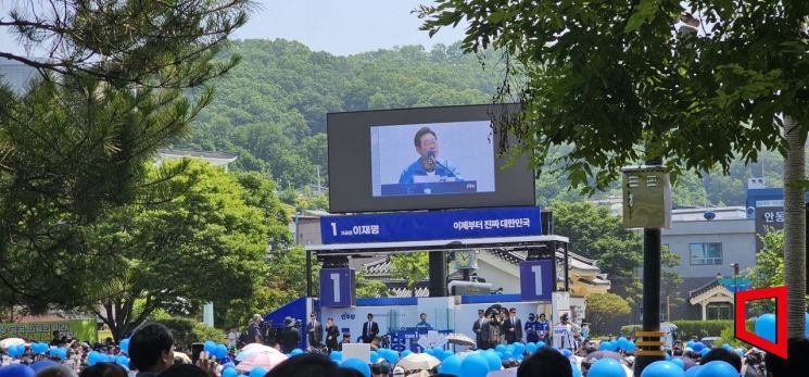제22대 대통령 선거를 이틀 앞둔 1일, 이재명 더불어민주당 대선 후보가 고향인 경북 안동을 찾아 영남권 표심 공략에 나섰다. 권병건 기자