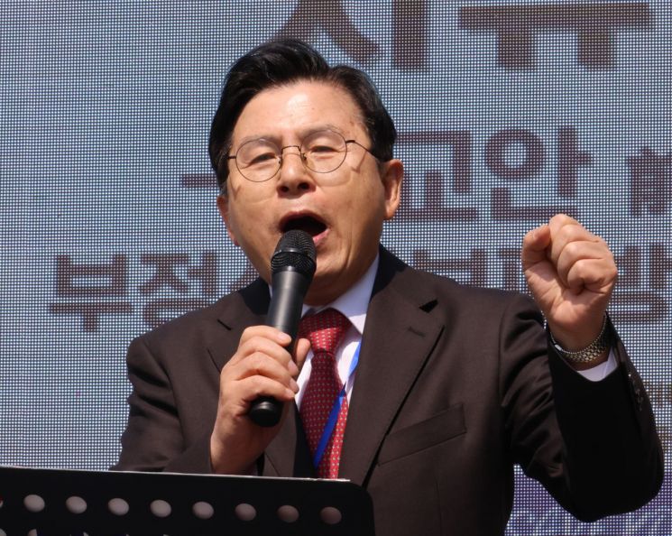 무소속 황교안 대선 후보 사퇴…"김문수 도와 정권 지키겠다"