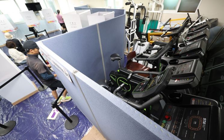 "이상한 곳 아니니 오셔서 투표하세요"…레슬링장·카페·웨딩홀 특별한 변신