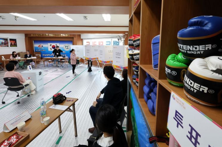 "이상한 곳 아니니 오셔서 투표하세요"…레슬링장·카페·웨딩홀 특별한 변신